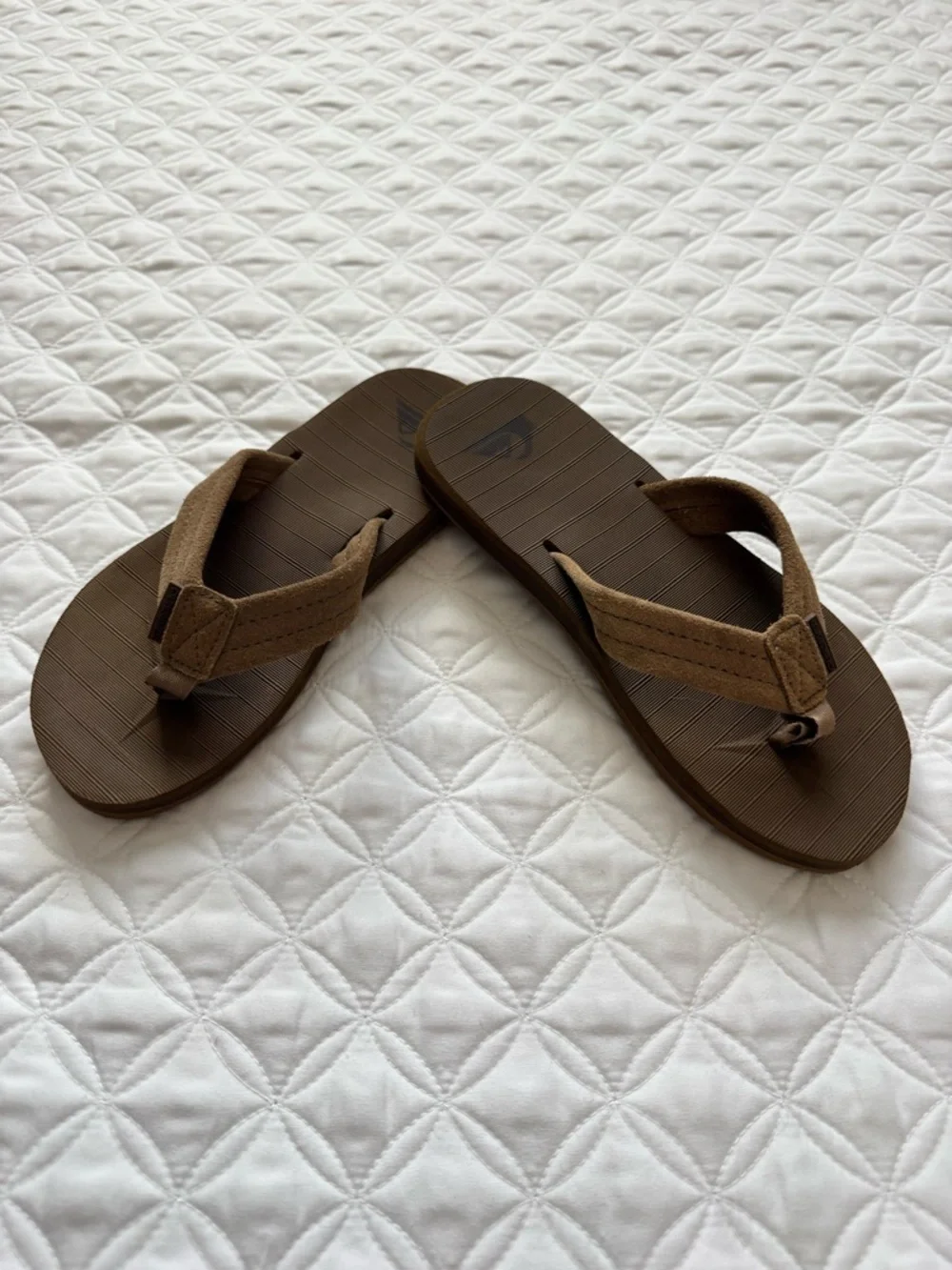NWOT Quiksilver Carver Suede Core Tan Brown Youth Flip Flop Sandals Size 5